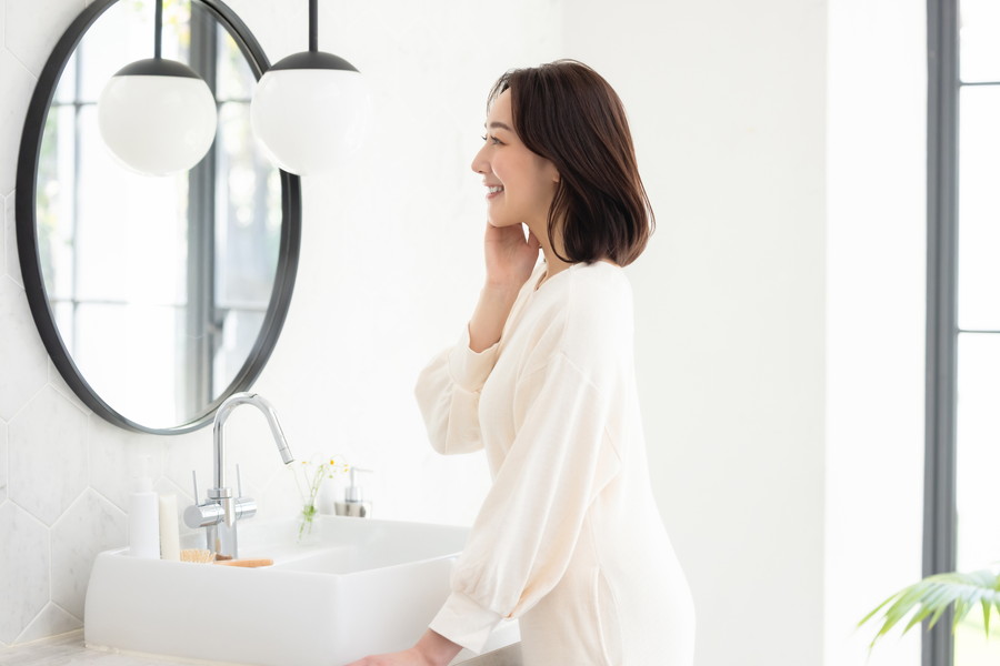 鏡で自分の素肌をチェックしている女性