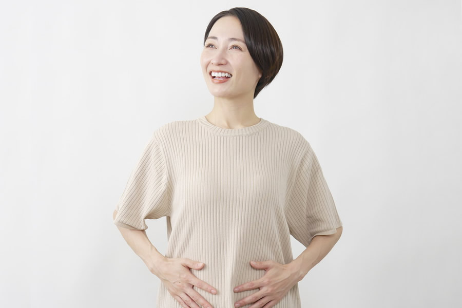 腸活をして笑顔の女性のイメージ