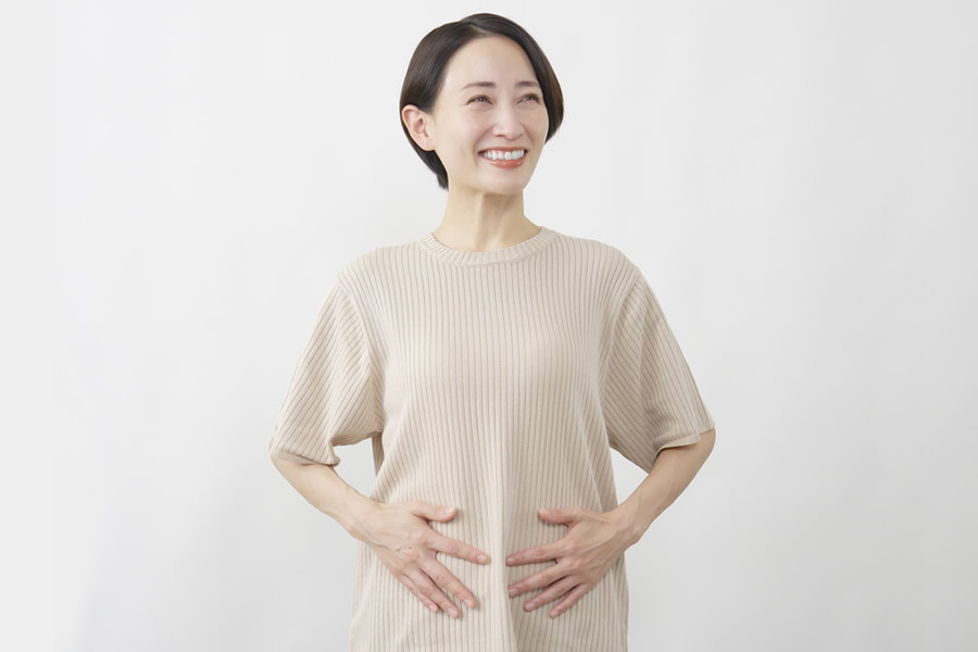 腸活をして笑顔の女性のイメージ