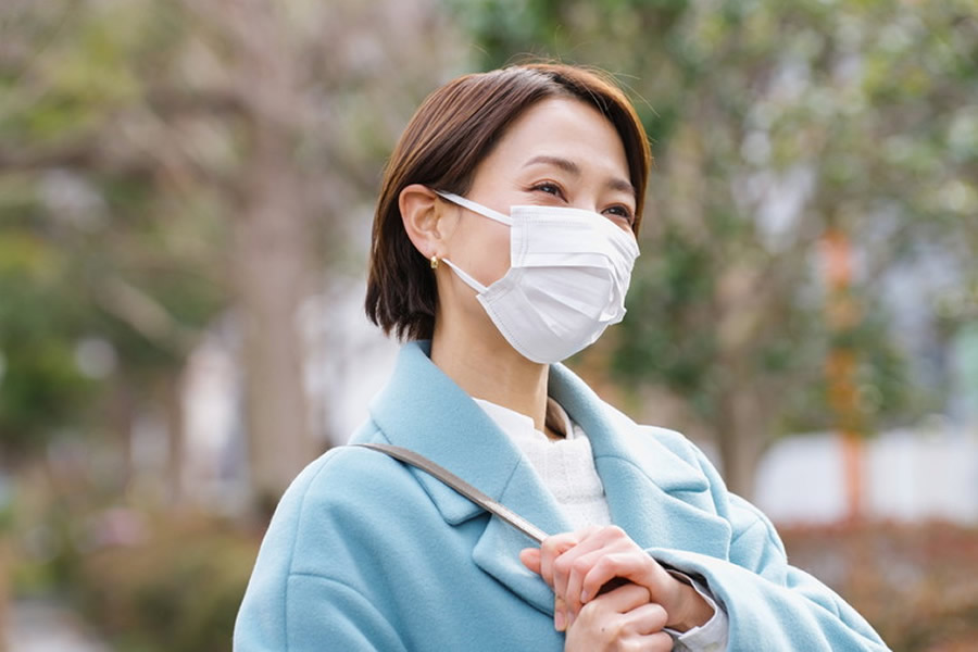 花粉症で目をかゆそうにしている女性