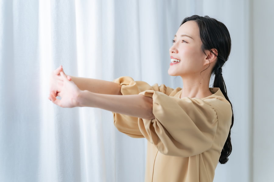 笑顔で外を眺めている女性