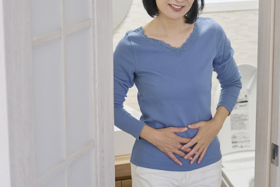 腸を気にしている女性