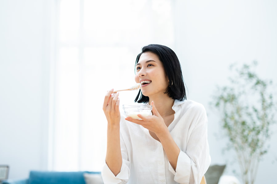 発酵食品を食べている女性