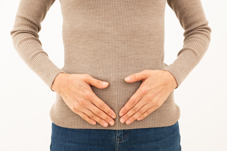 腸に手をあてている女性