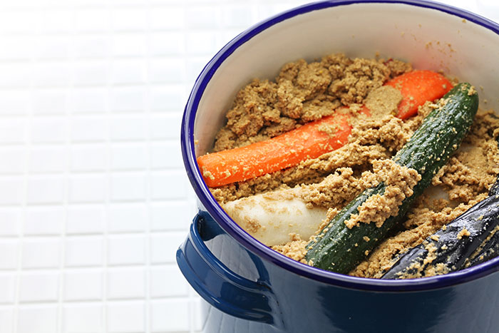 青い鍋に入った野菜のぬか漬けの画像