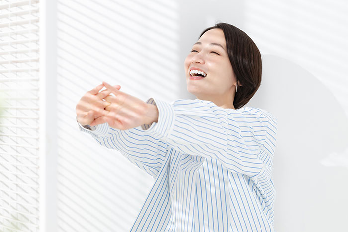 伸びをしている人物の画像