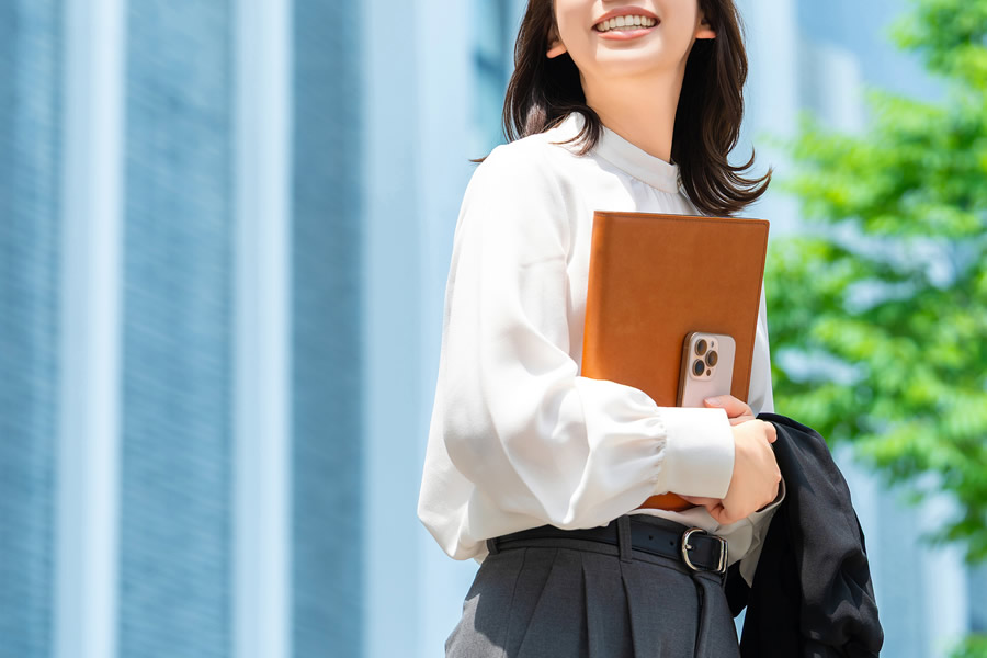 夏の日差しを浴びている女性