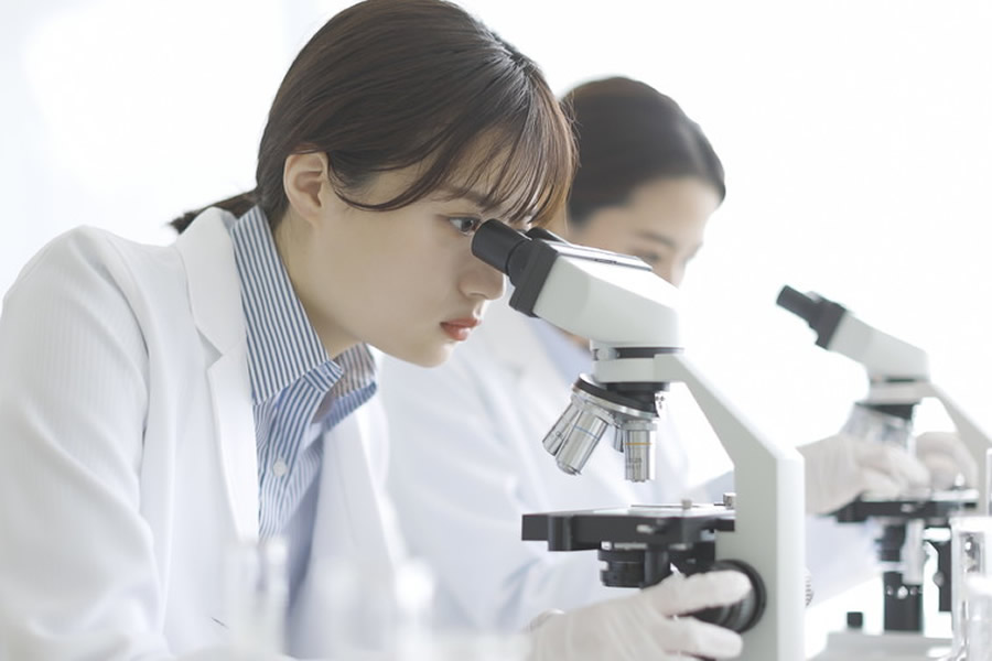 顕微鏡をのぞいている女性